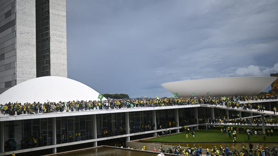 Manifestações em Brasília e impacto na bolsa.
